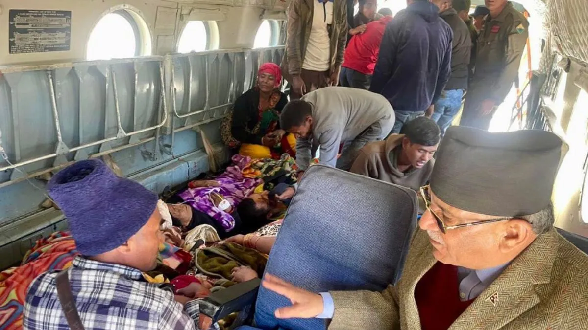 नेपाल के भूकंप पीड़ितों को अपने साथ हेलीकॉप्टर से अस्पताल ले जाते प्रधानमंत्री प्रचंड।- India TV Hindi