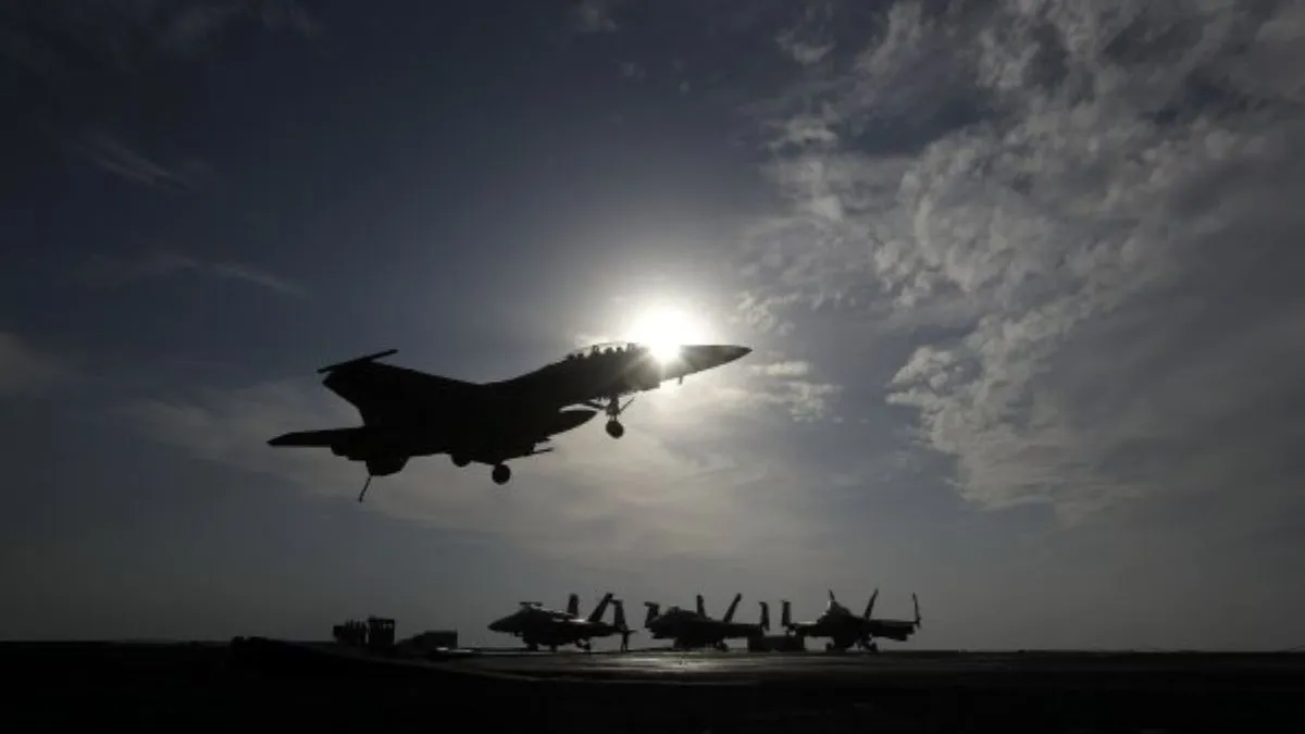 सीरिया में हमला करने के लिए जाते अमेरिकी युद्धक विमान। - India TV Hindi