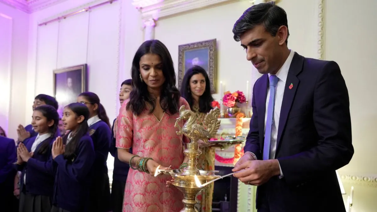लंदन के डाउनिंग स्ट्रीट में ब्रिटेन के पीएम ऋषि सुनक अपनी पत्नी अक्षतामूर्ति के साथ दिवाली मनाते हुए- India TV Hindi