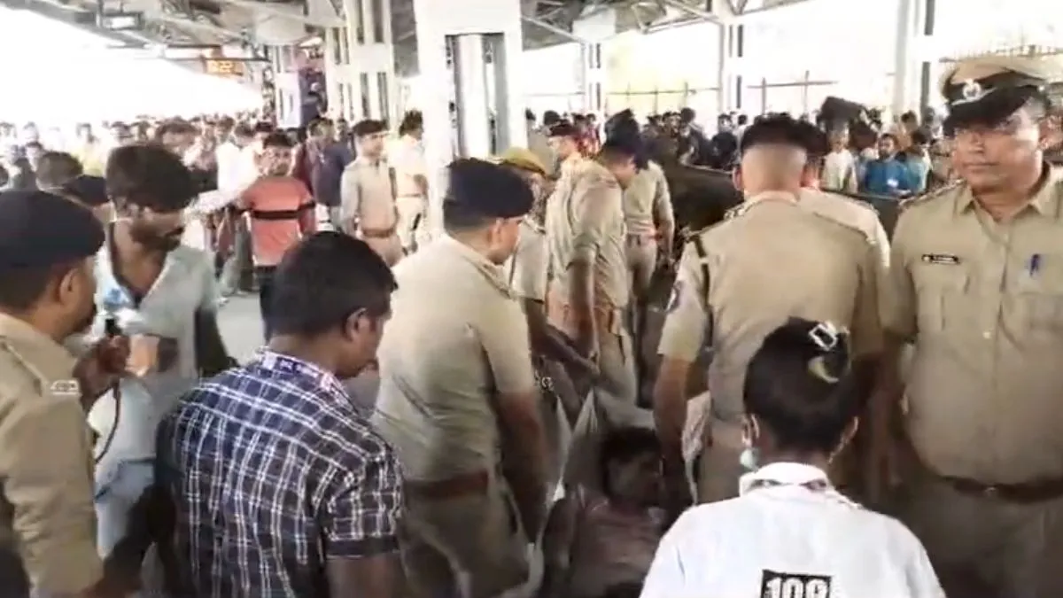 सूरत रेलवे स्टेशन पर बेहोश हुए यात्री।- India TV Hindi