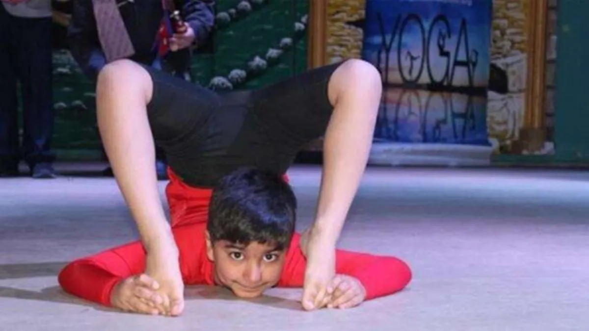 भारतीय मूल के 13 वर्षीय ईश्वर योग प्रदर्शन करते हुए। - India TV Hindi