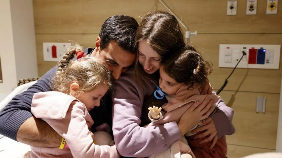 हमास के चंगुल से छूटने के बाद अपने परिवार के साथ इजरायली बंधक।- India TV Hindi