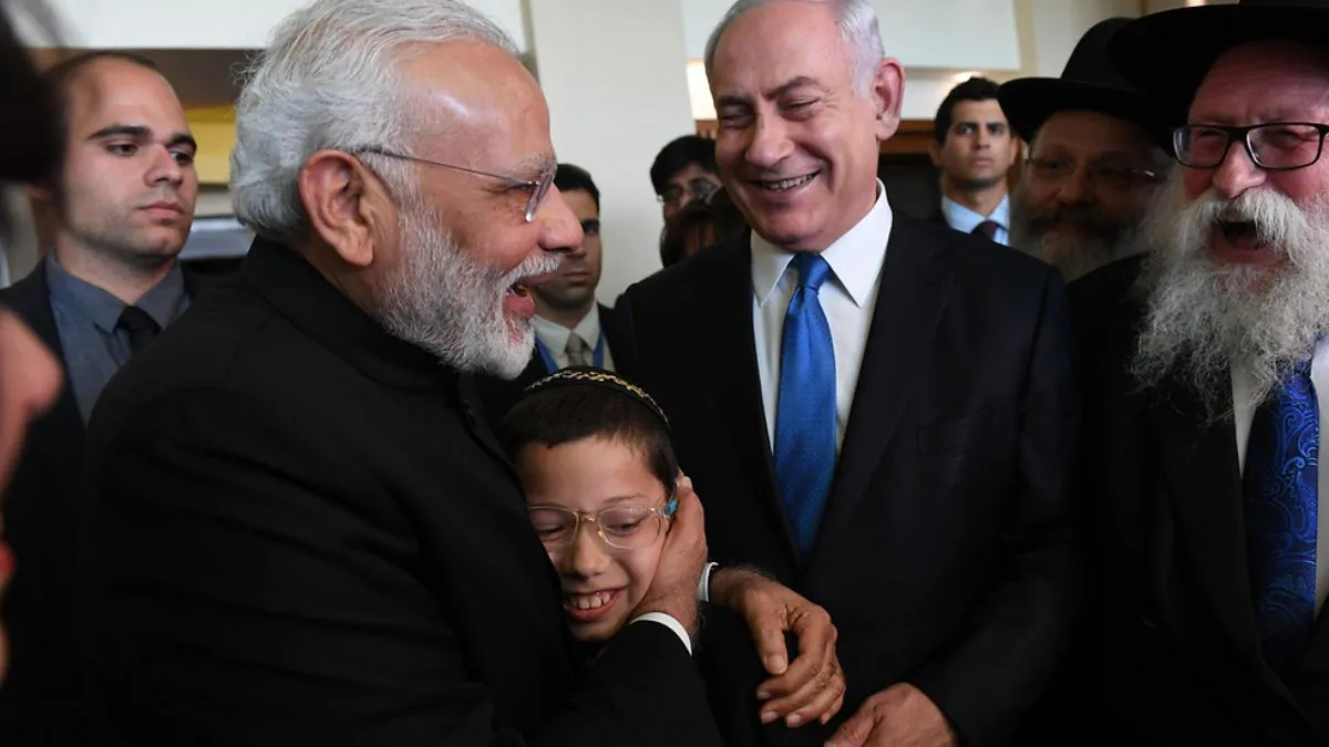 इजरायली बच्चे मोशे को 2017 में इजरायल दौरे के दौरान गले लगाते पीएम मोदी और साथ में मौजूद प्रधानमंत्र- India TV Hindi