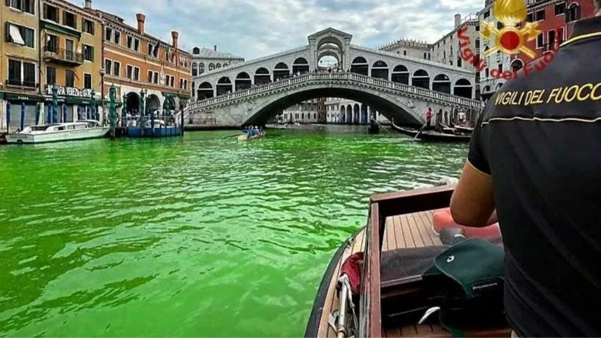 वेनिस की नहर के पानी ने अचानक बदल लिया रंग- India TV Hindi