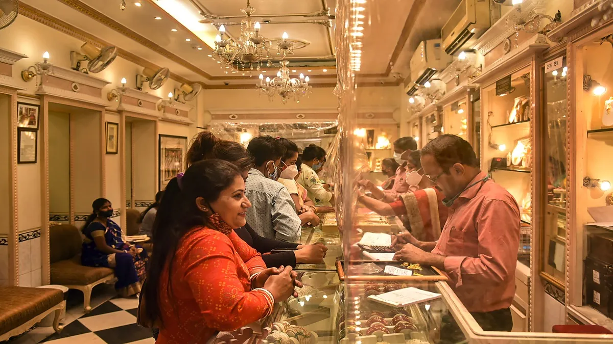 अंतरराष्ट्रीय बाजारों में सोना गिरावट के साथ 2,070 डॉलर प्रति औंस रह गया।- India TV Paisa