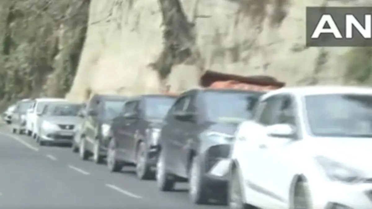 शिमला में वाहनों की लंबी कतारें- India TV Hindi
