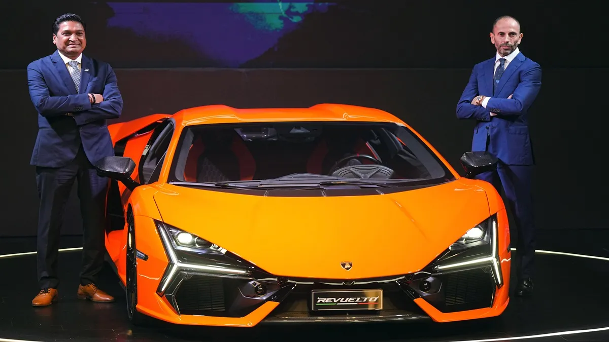 मुंबई में बुधवार को Lamborghini Revuelto को पेश करते कंपनी के शीर्ष अधिकारी।- India TV Paisa