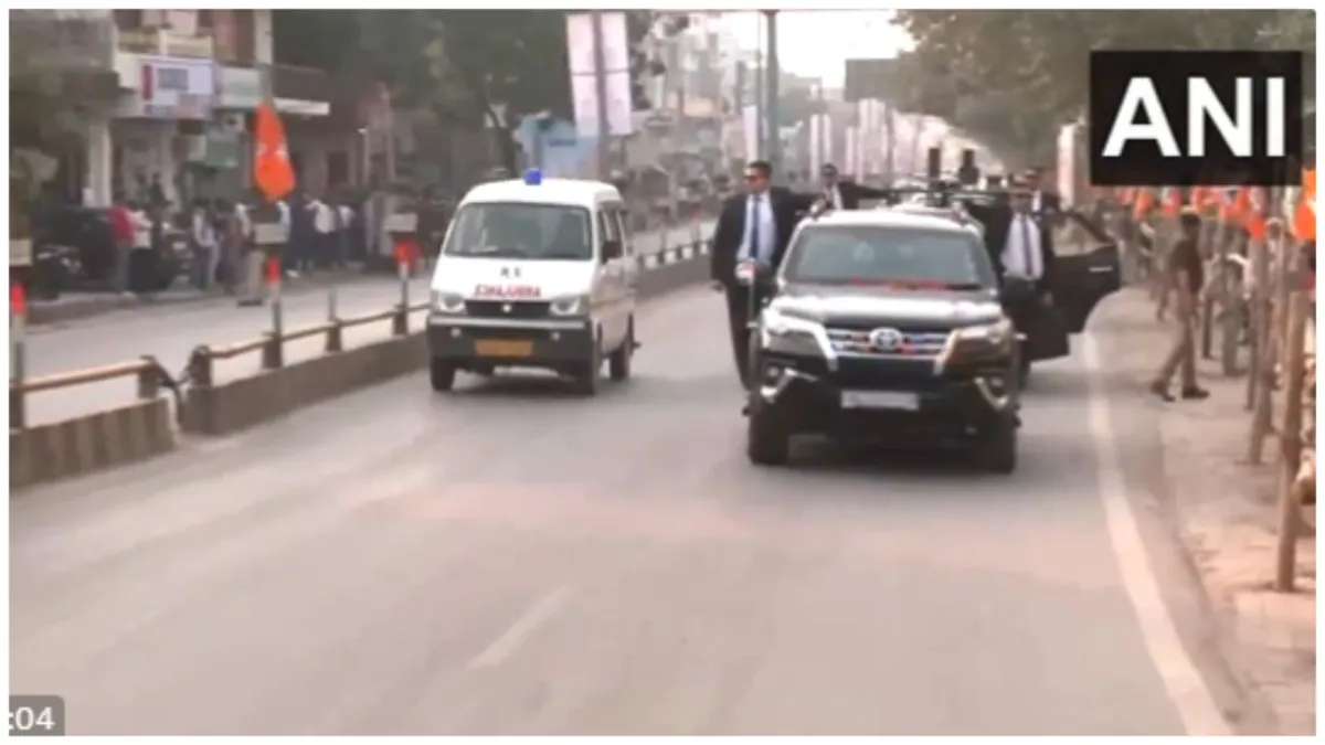 Prime Minister Narendra Modi stopped his convoy to give way to an ambulance during his roadshow in V- India TV Hindi