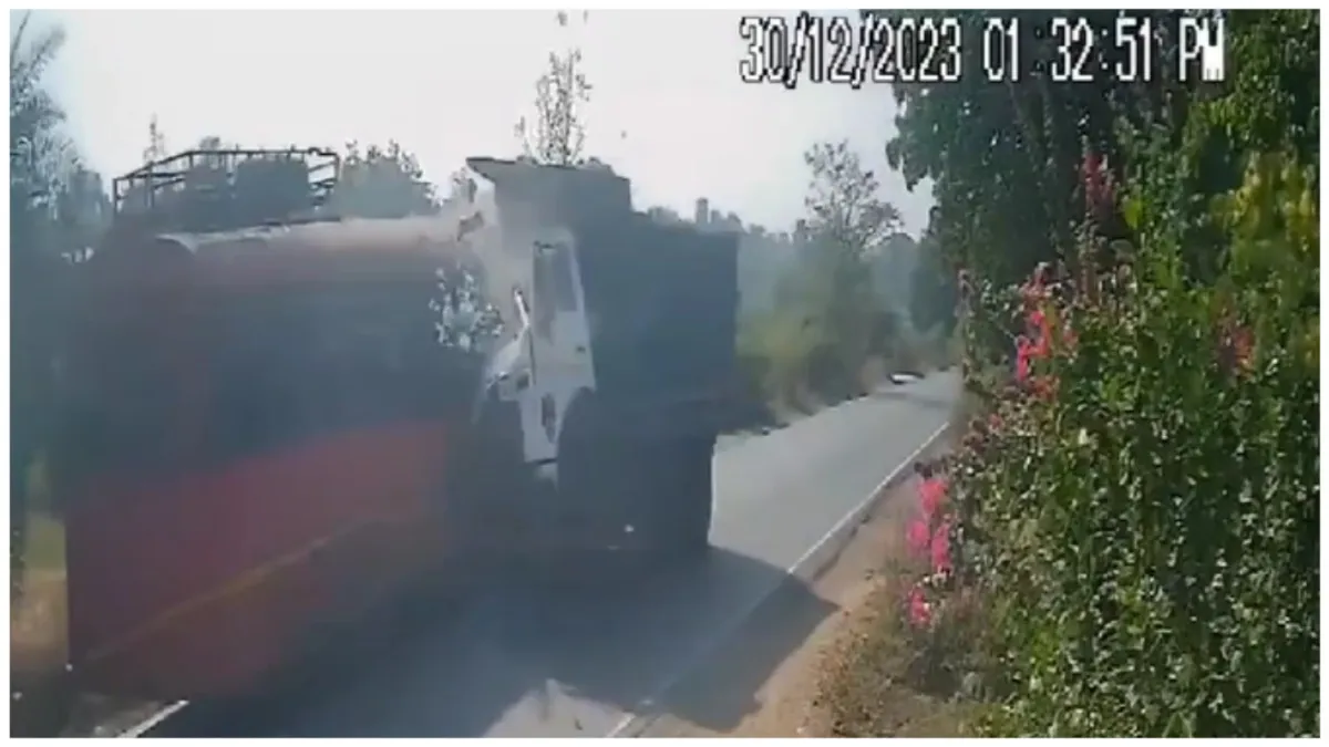 maharashtra road accident at different places in palghar dumper hits bus CCTV footage surfaced- India TV Hindi