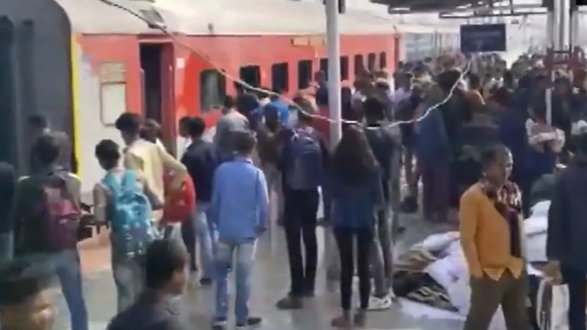 पवन एक्सप्रेस ट्रेन के एसी कोच में लगी आग।- India TV Hindi