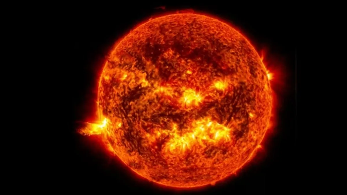 सूरज में हुआ 60 पृथ्वी के बराबर गड्ढा- India TV Hindi