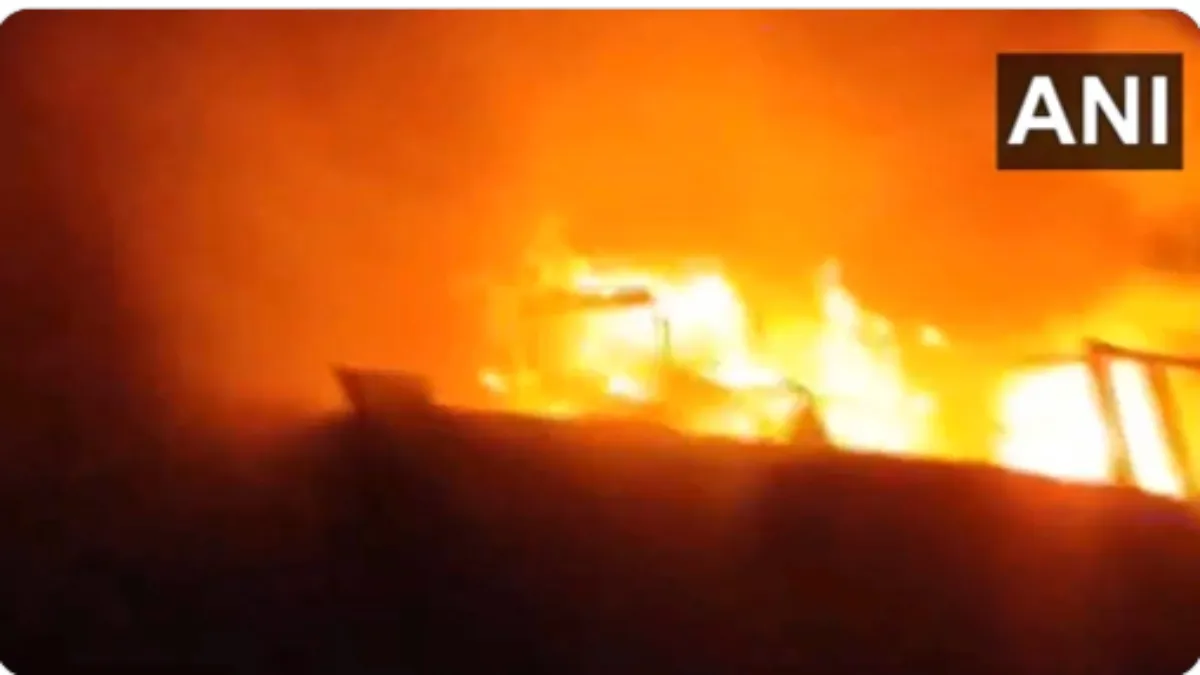 massive fire broke in a boat- India TV Hindi