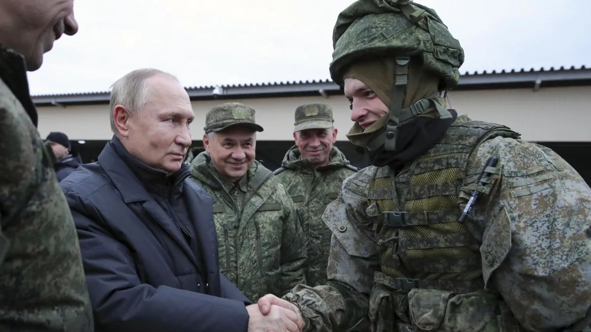 रूसी सैनिकों के साथ राष्ट्र्पति पुतिन। - India TV Hindi