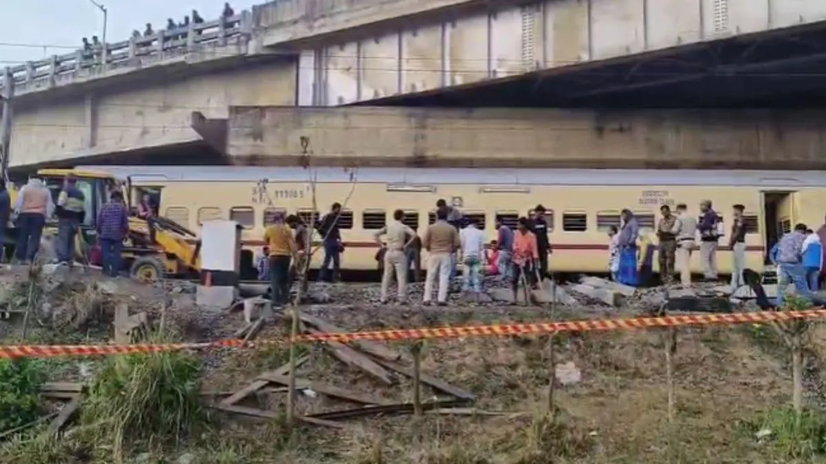 मुर्शिदाबाद में बड़ा ट्रेन हादसा टला।- India TV Hindi