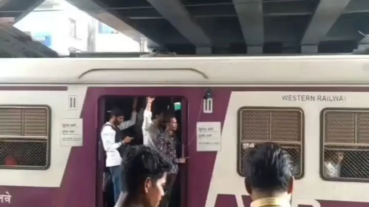 लोकल ट्रेन में सफर करते हुए यात्री- India TV Hindi