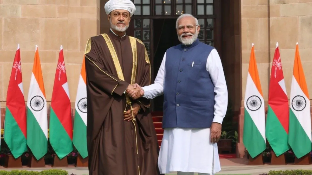 ओमान के महामहिम सुल्तान हेथम बिन तारिक पीएम मोदी से मिलते हुए। - India TV Hindi