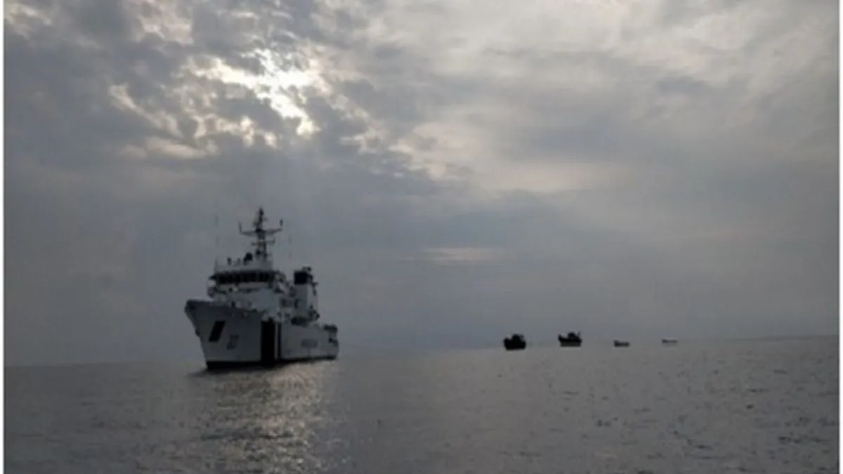 हिंद महासागर में व्यापारिक जहाज पर हमले के बाद मदद का जाती भारतीय नौसेना।- India TV Hindi