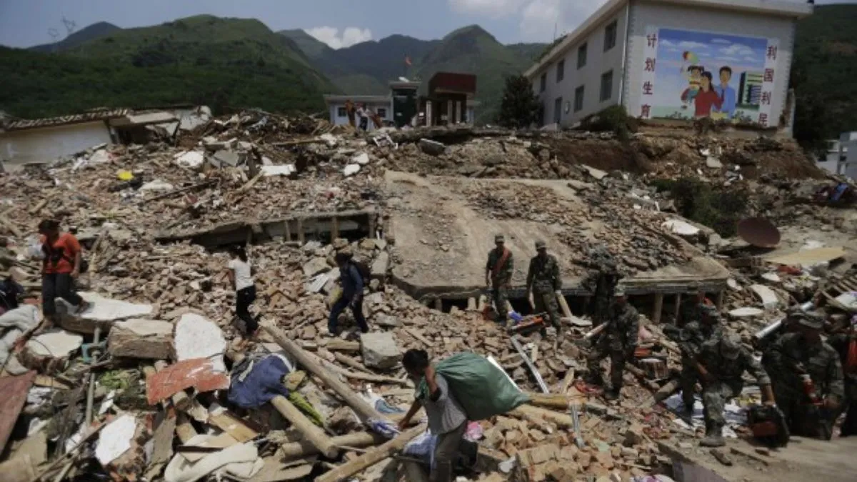 चीन में विनाशकारी भूकंप के बाद का दृश्य। - India TV Hindi