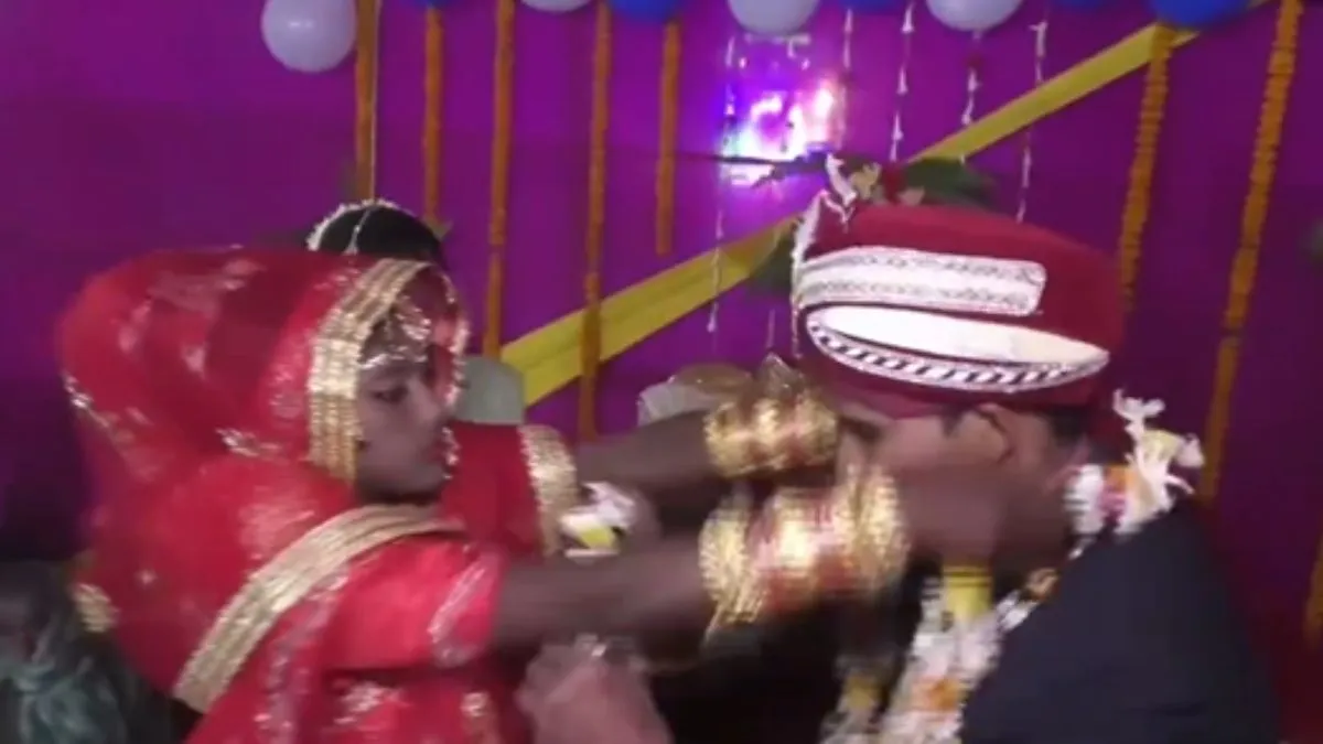 वरमाला के दौरान दूल्हा-दुल्हन- India TV Hindi
