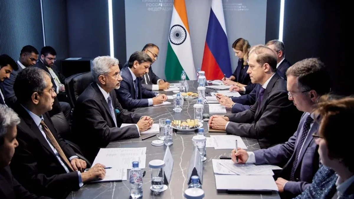 रूस के उप प्रधानमंत्री डेनिस मंटुरोव के साथ मास्को में विभिन्न समझौतों पर सहमति जताते विदेश मंत्री ए- India TV Hindi