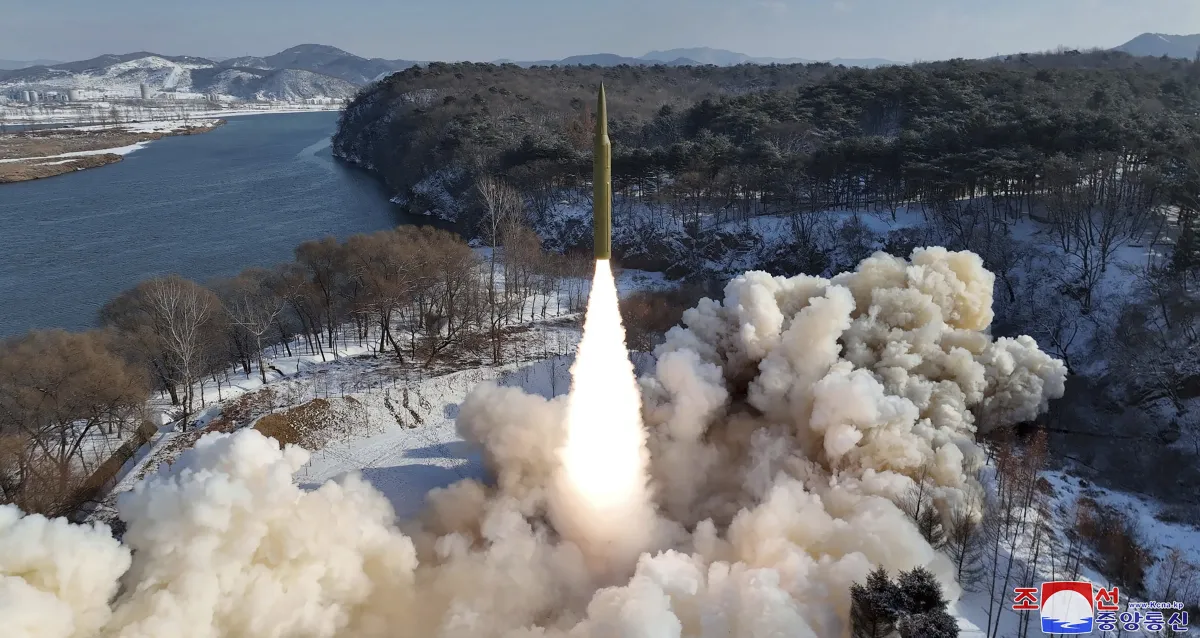 उत्तर कोरिया ने फिर किया बड़ा मिसाइल परीक्षण- India TV Hindi
