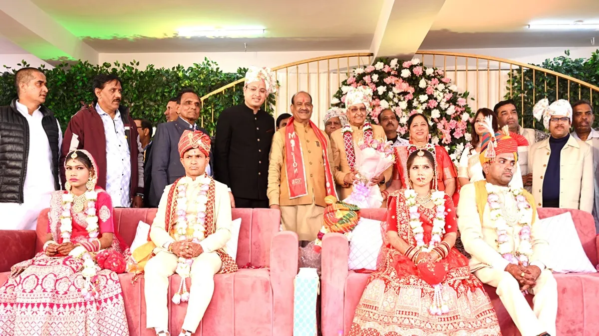 शादी में शामिल हुए ओम...- India TV Hindi
