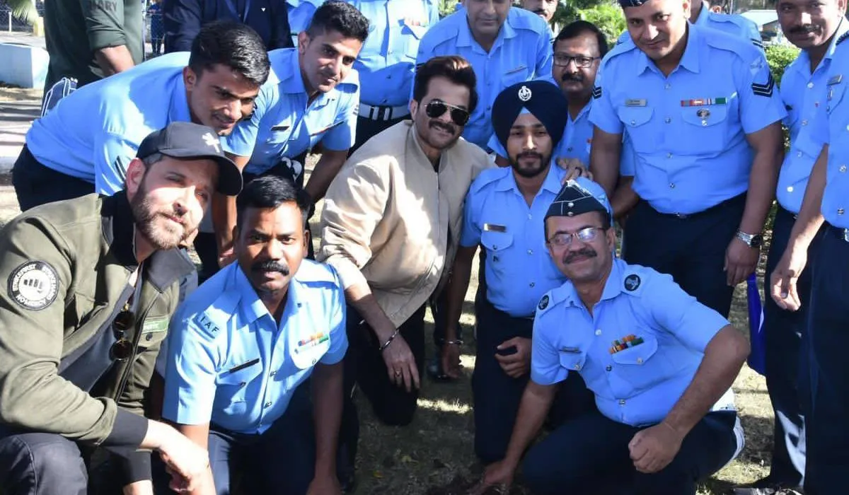 Anil Kapoor hrithik roshan with airforce officers- India TV Hindi