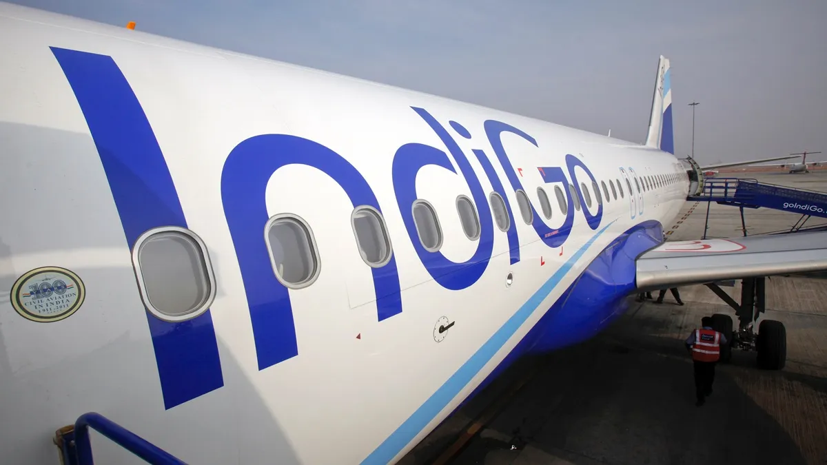 गोवा-दिल्ली फ्लाइट मुंबई एयरपोर्ट पर उतरी, कई यात्री इंडिगो के विमान से बाहर निकल आए।- India TV Paisa