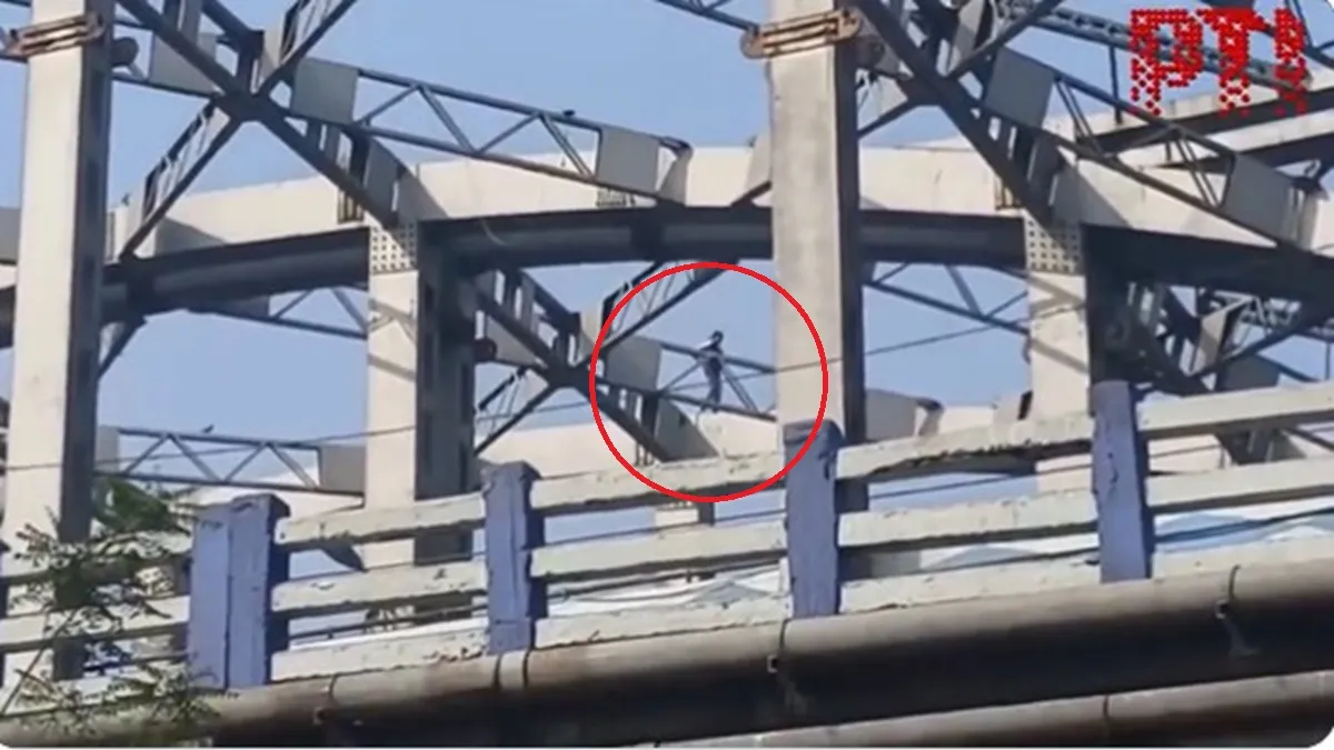 सुसाइड करने पुल पर चढ़ा शख्स- India TV Hindi