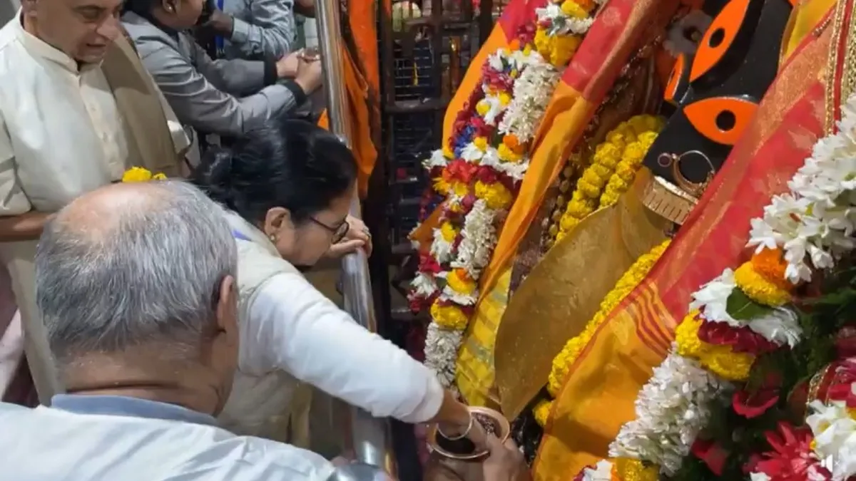 ममता बनर्जी ने कालीघाट मंदिर में पूजा की।- India TV Hindi
