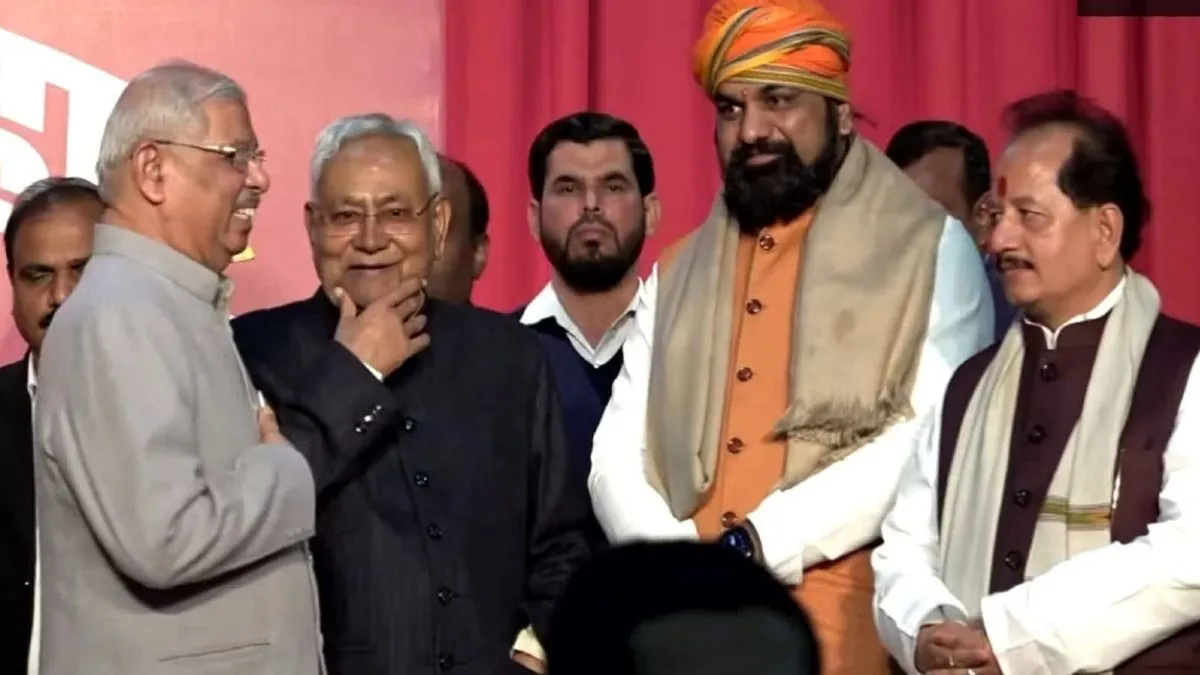 राज्यपाल के साथ नीतीश कुमार और दोनों डिप्टी सीएम- India TV Hindi