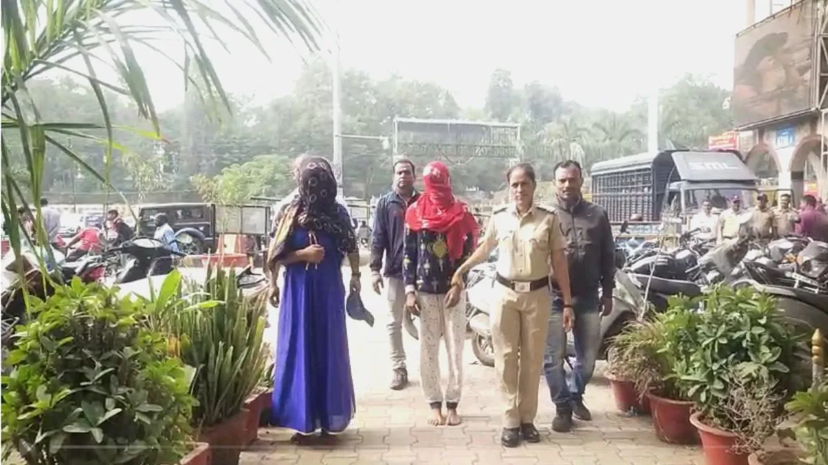 पुलिस की हिरासत में दो किन्नर- India TV Hindi