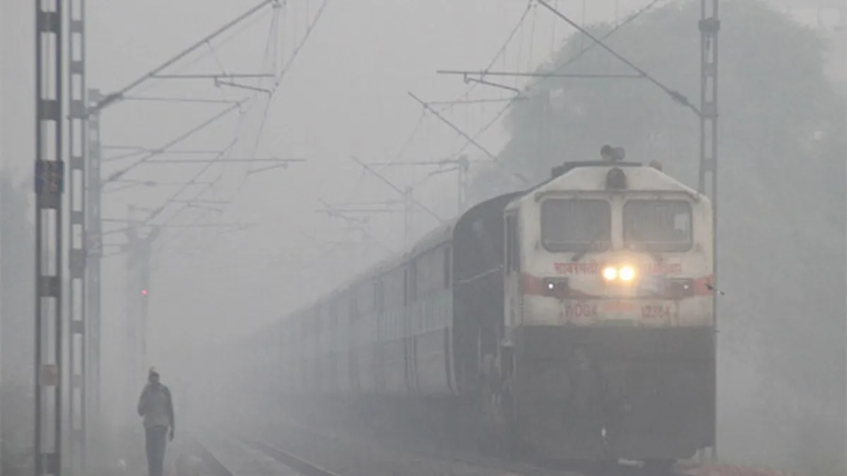 ट्रेनों पर कोहरे का असर।- India TV Hindi