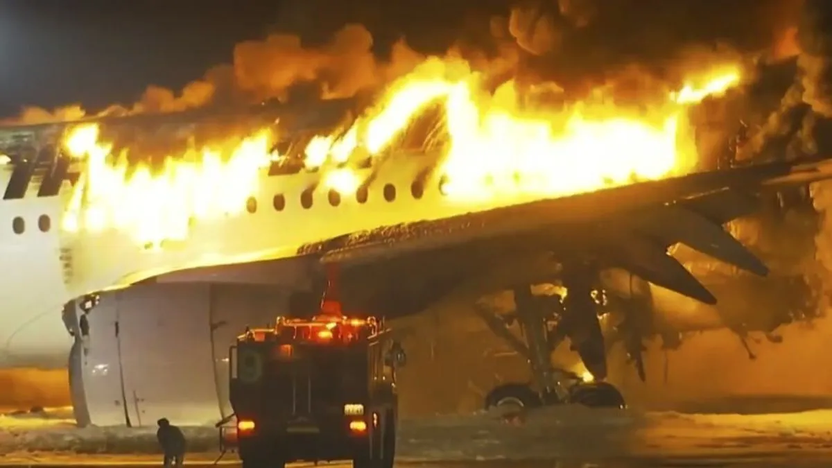टक्कर के बाद जापान के विमान में लगी भीषण आग। - India TV Hindi