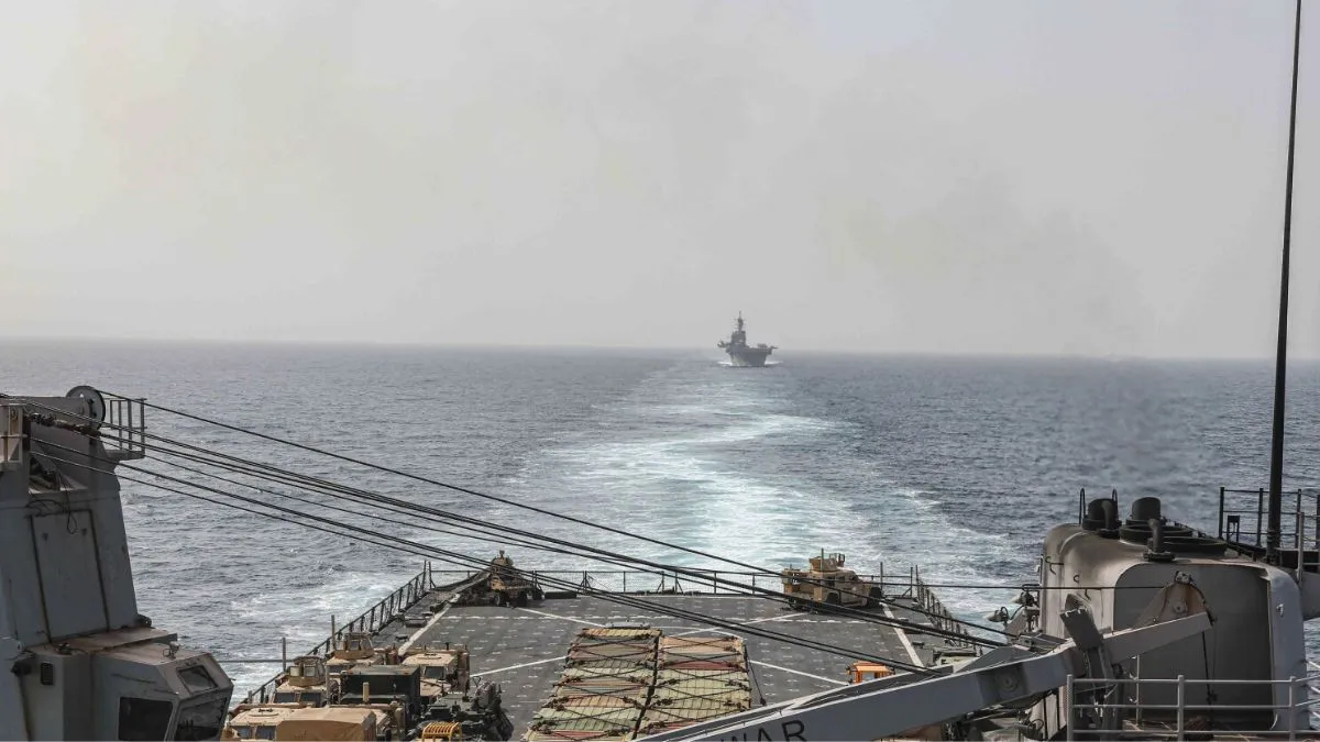 लाल सागर में हमला करने वाले हूतियों को जवाब देने के लिए तैनाती अमेरिका की नौसेना। - India TV Hindi