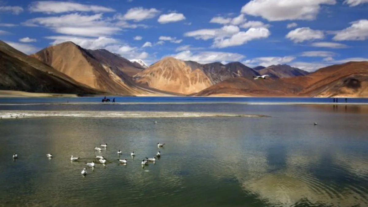 भारत-चीन सीमा पर स्थित पैंगोंग झील। - India TV Hindi