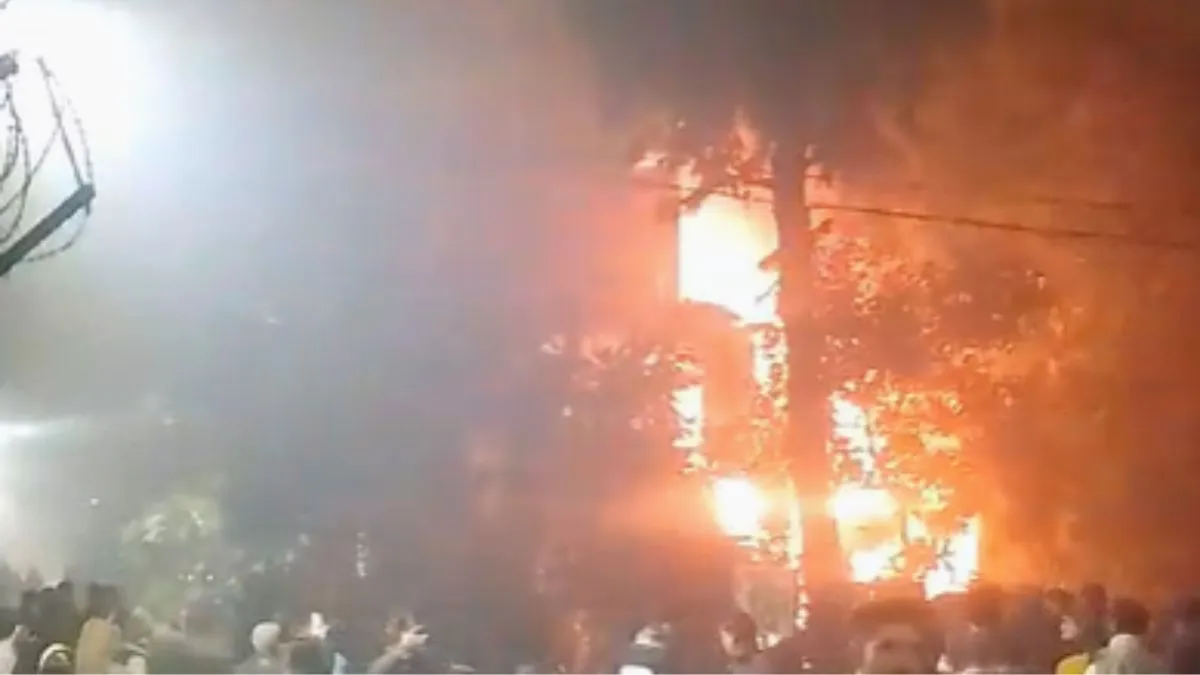 नोएडा के GC धवल अपार्टमेंट में लगी आग।- India TV Hindi