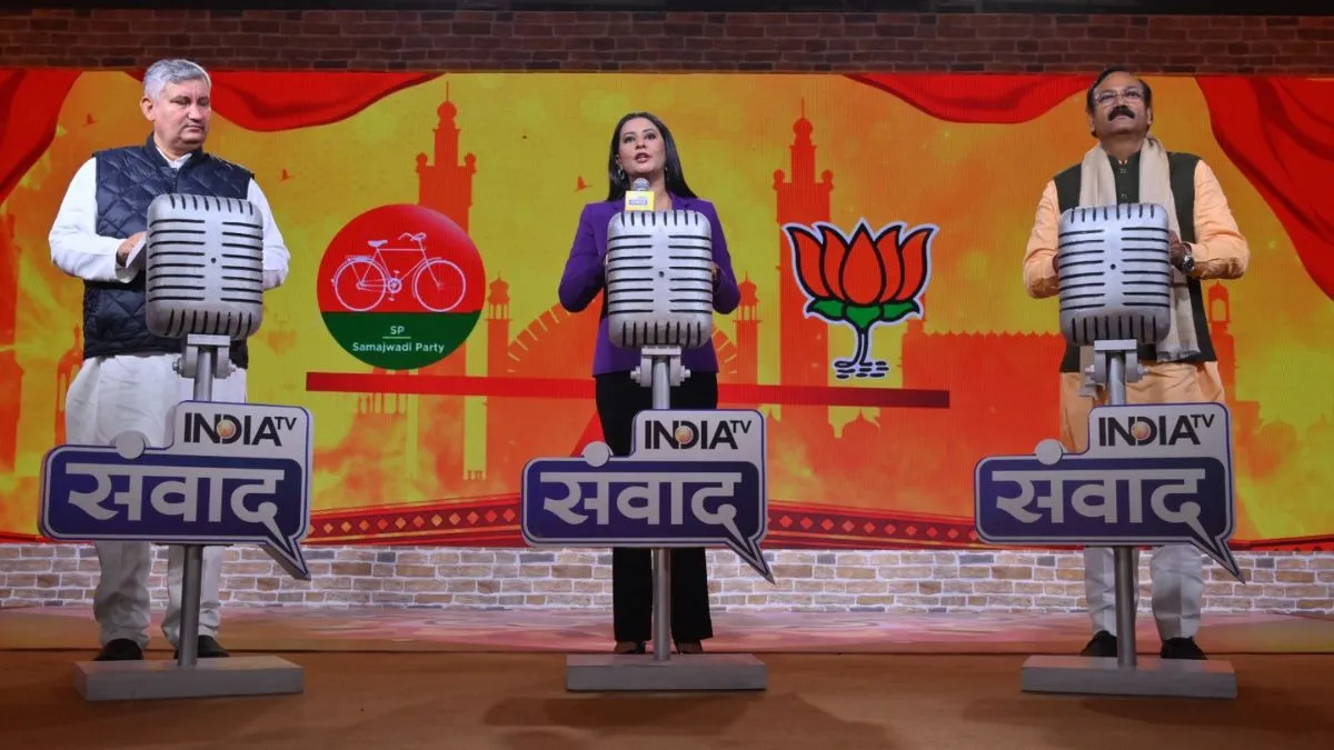 इंडिया टीवी के मंच पर बीजेपी सांसद राजकुमार चाहर और समाजवादी पार्टी के नेता संजय लाठर- India TV Hindi