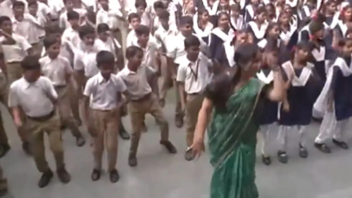 टीचर के साथ डांस करते बच्चे।- India TV Hindi