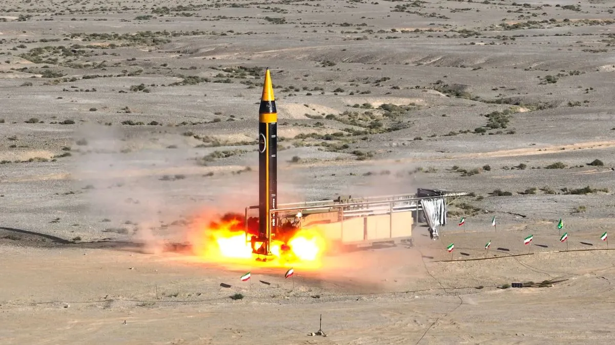 ईरान द्वारा प्रक्षेपित बैलिस्टिक मिसाइल। - India TV Hindi