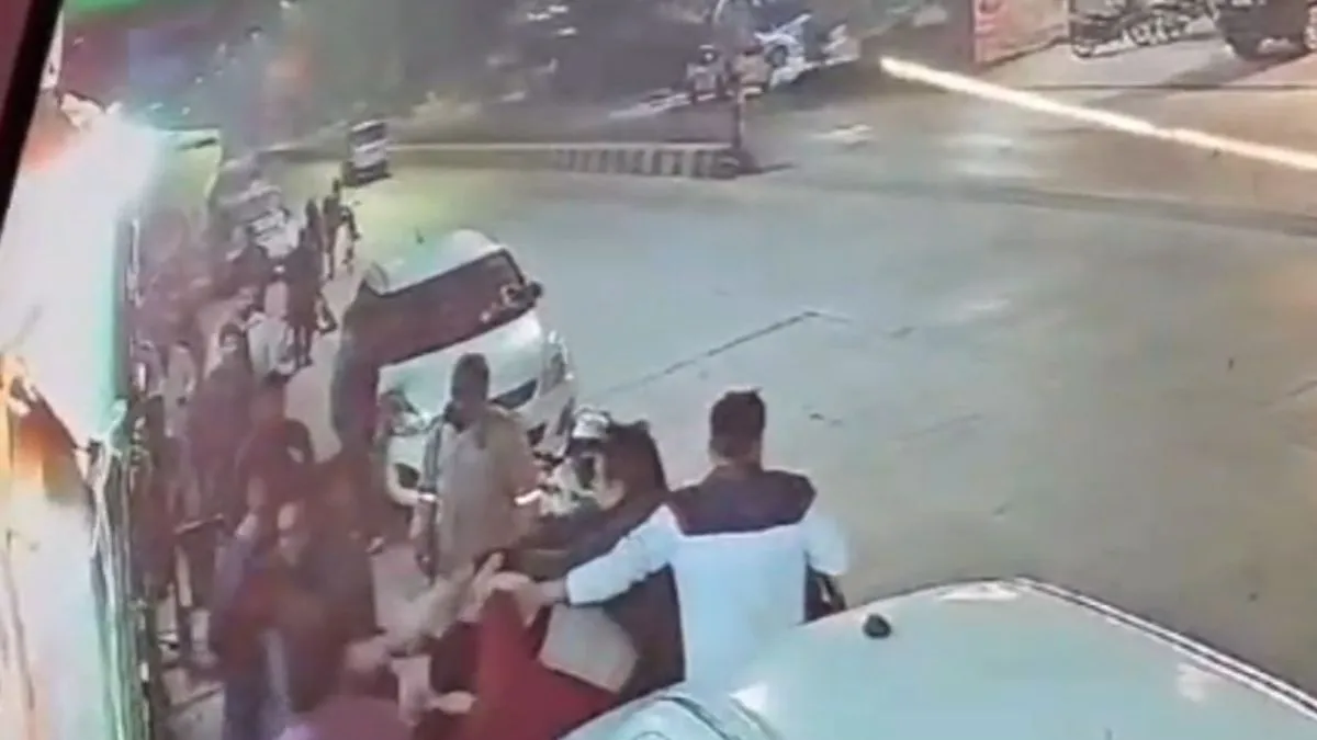 पुलिस वाले को मारते दिखे दबंग।- India TV Hindi