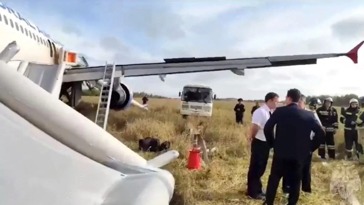 विमान से टकरा गया पक्षी, इंजन में लग गई आग- India TV Hindi