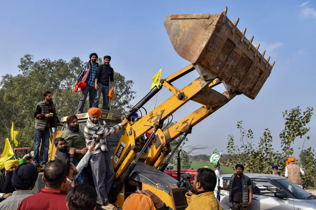 शंभू बॉर्डर पर किसानों की जेसीबी-पोकलेन मशीन - India TV Hindi