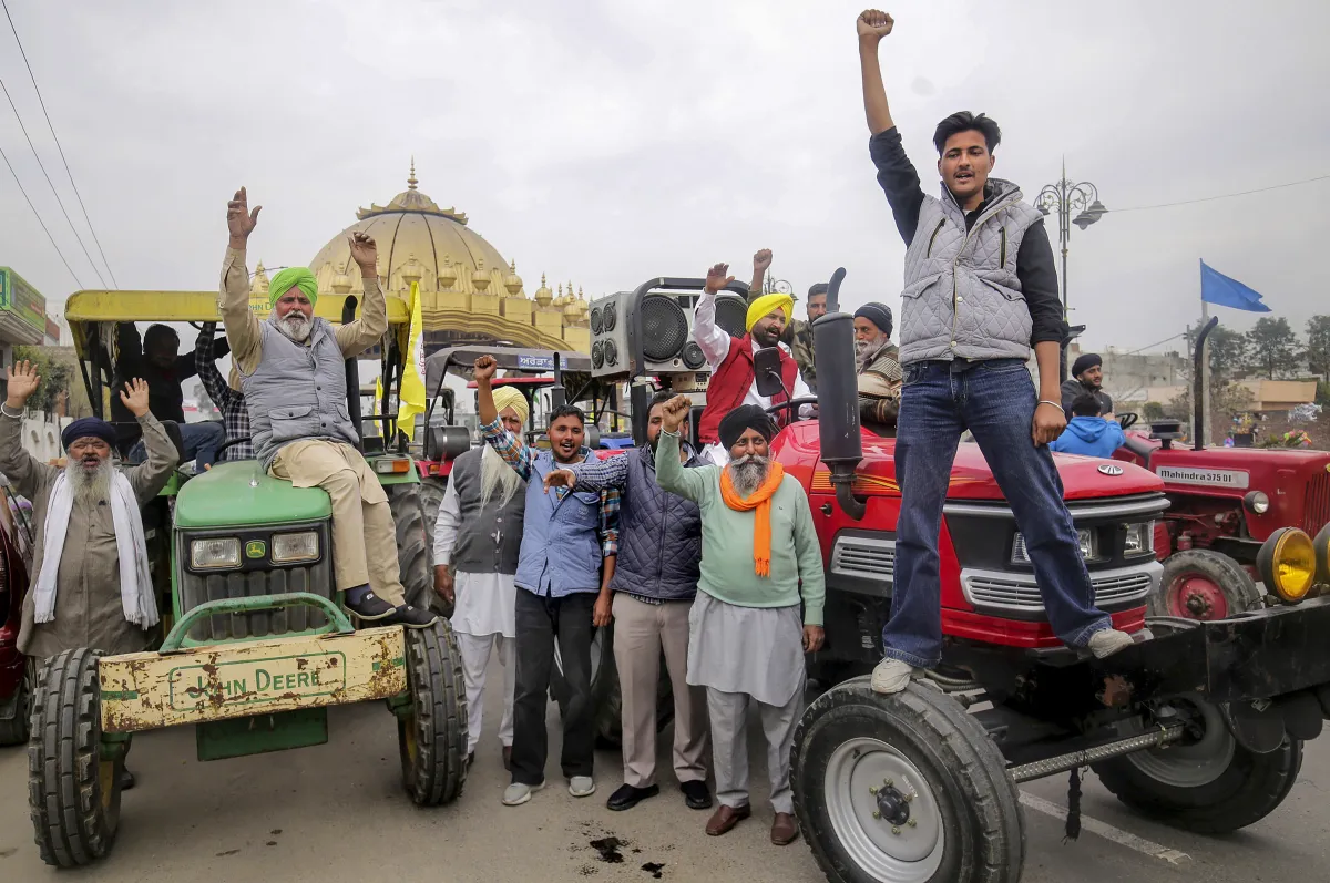 हाइवे किनारे ट्रैक्टर खड़े कर किसानों ने किया प्रदर्शन।- India TV Hindi