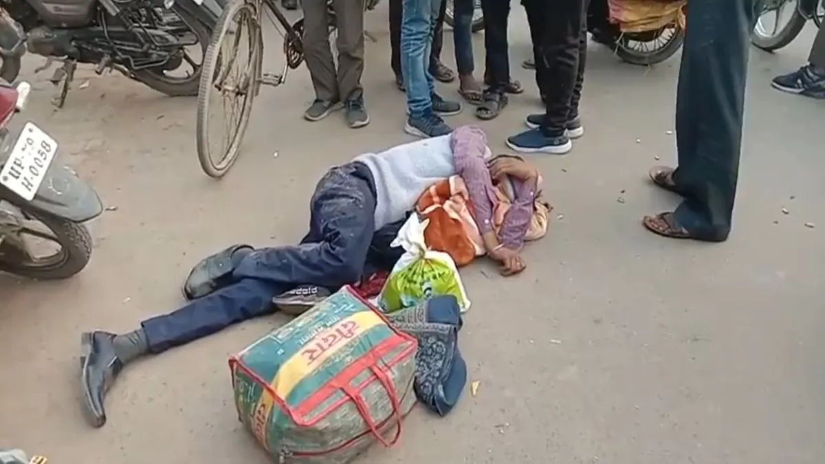 बीच सड़क पर युवक को...- India TV Hindi