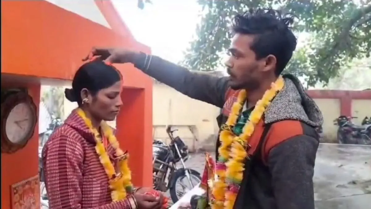 शादी करते तूफानी साह और सीमा - India TV Hindi