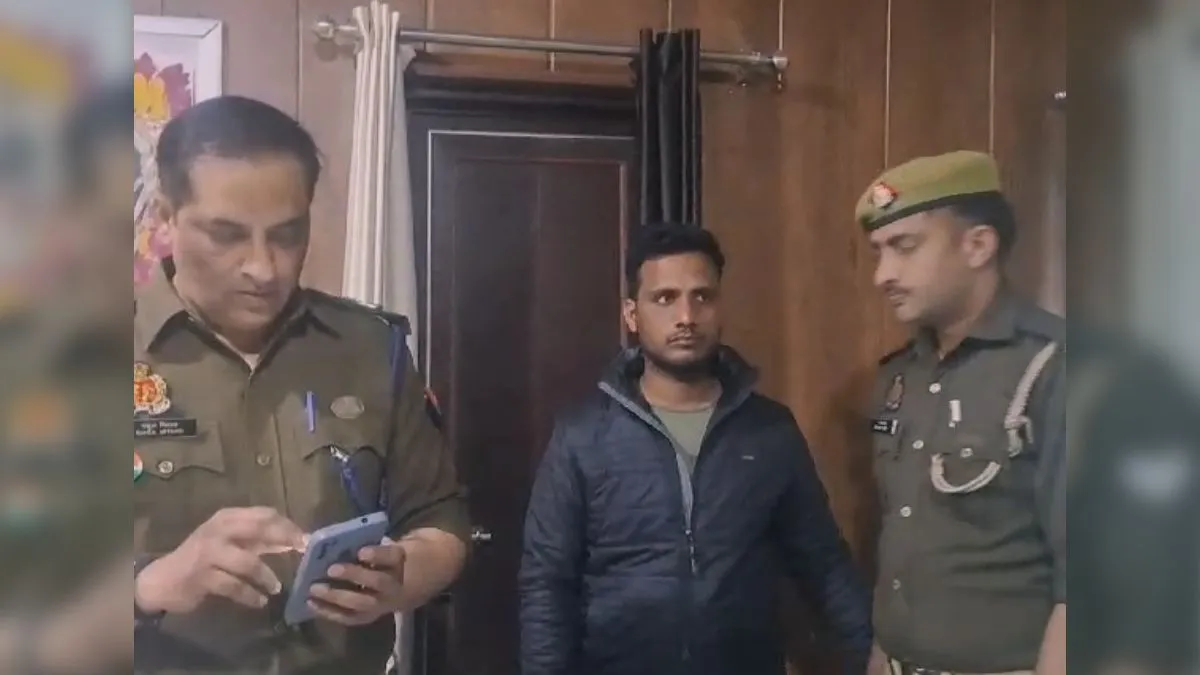 यूपी पुलिस कांस्टेबल भर्ती परीक्षा में मैनपुरी जिले में पकड़ा गया मुन्नभाई- India TV Hindi