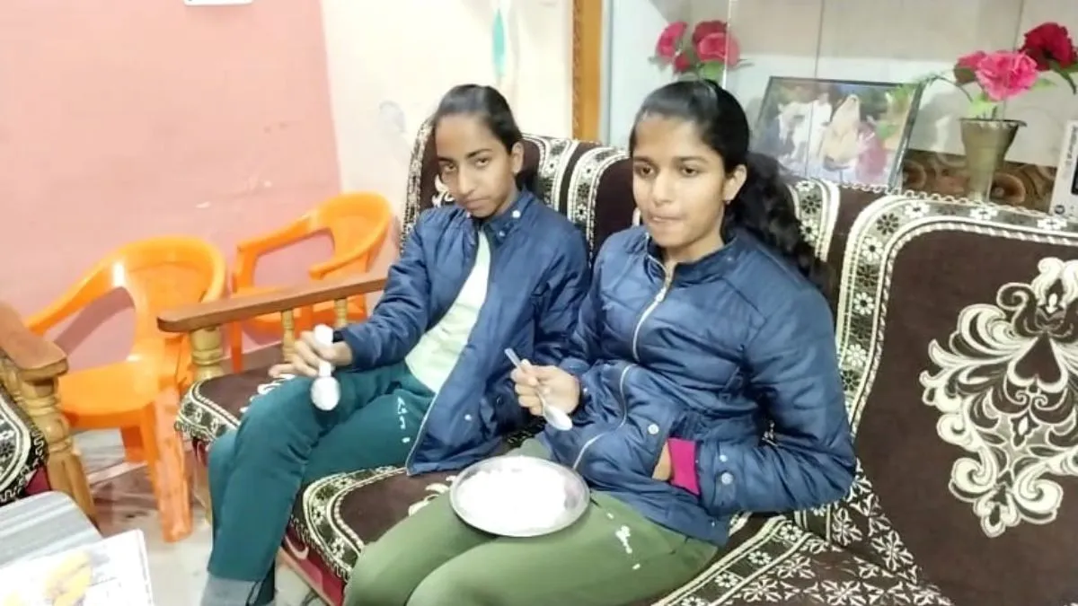 पीएम मोदी को पत्र लिखने वाली जुड़वा बहनें- India TV Hindi