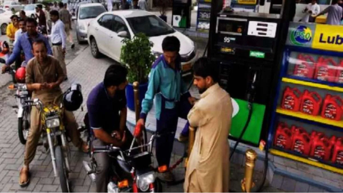 पाकिस्तान में फिर बढ़े पेट्रोल के दाम- India TV Hindi