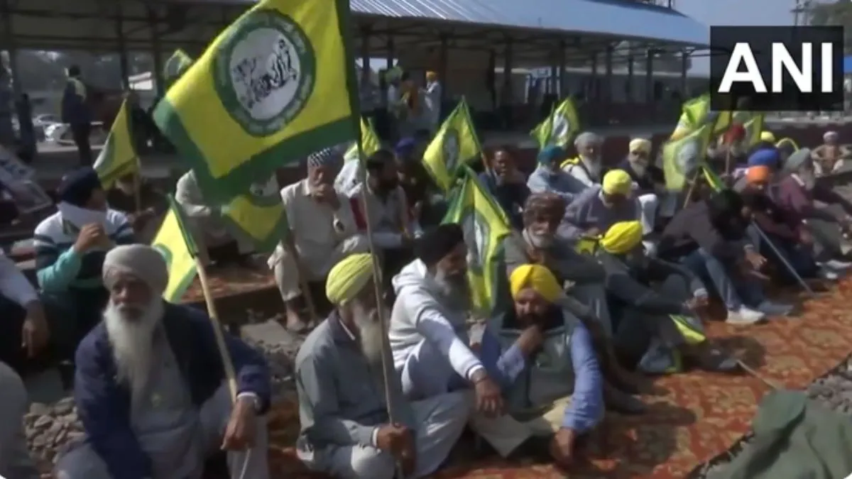 पंजाब में रेलवे ट्रैक पर बैठे किसान- India TV Hindi